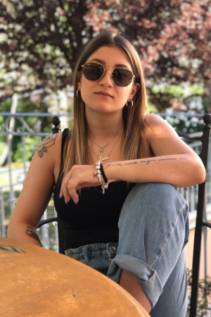 Lucia Marani tar en paus från läsandet på sin balkong. Lucia bakar ibland pizza eller kakor med sin lillasyster. Lucia Marani sitter på sin balkong i Perugia under en studiepaus. Lucia är van med att vara mycket hemma så karantäntiden har inte inneburit en total förändring av vardagen.