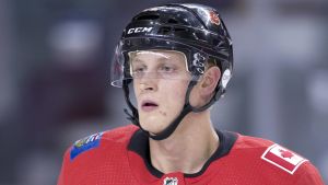 Juuso Välimäki är en blivande NHL-back. Juuso Välimäki i Calgarys tröja.