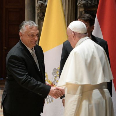 Påven Franciskus och premiärminister Orbán möttes i Budapests konstmuséum vid Hjältarnas torg.