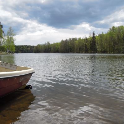 Källträskin pinta-ala on hieman yli 100 hehtaaria.