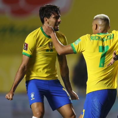 Brasilian pelaajat juhlivat Roberto Firminon (oikealla) maalia.