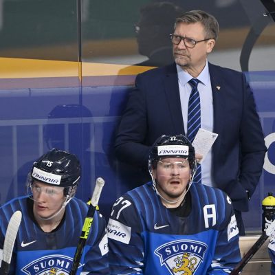 Jukka Jalonen lotsar Finland i spelarbåset i matchen mot Italien.