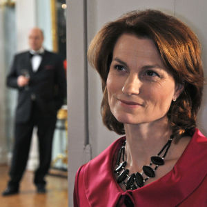 Jonna Järnefelt Anneli Jäätteenmäen roolissa tv-elokuvassa Pääministeri (2009).