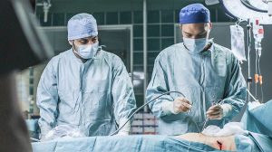 Sairaalasarjan leikkaussalissa meneillään operointi.