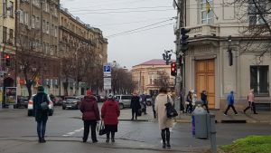 Vägar och vägbelysning ska förbättras inom ramen för trafikprojektet. Människor går över ett övergångsställe i Sankt Petersburg.