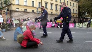 Helsingforspolisen har under 2020 använt sprej fler gånger än under ett enda år under 2010-talet. Bilden är från Elokapinas klimatdemonstration i Helsingfors den 3 oktober. Pepparspray