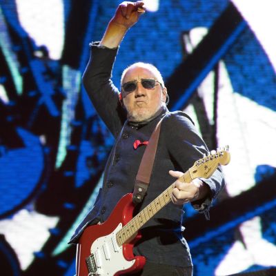 Pete Townshend spelar elgitarr och har ena armen uppe i luften.