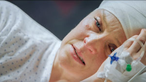 Sairaalasarjan näyttelijä makaa sairaalasängyssä ja itkee.