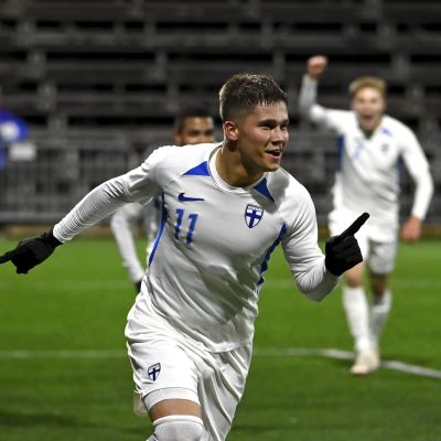 Suomen alle 21-vuotiaiden maajoukkueen Eetu Mömmö teki voittomaalin Viron verkkoon maanantai-iltana.