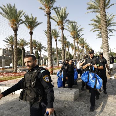 Israelilaiset poliisit partioivat Jerusalemin vanhankaupungin ympärillä perjantaina 21. heinäkuuta.