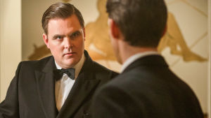 Gustav. Här i andra säsongen. Gustaf blänger argt på Peter i dramaserien Vår tid är nu.