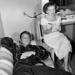 Elvis ja tyttö Wienistä. Elvis Presley ja sihteeri Trude Forsher 1950-luvun puolivälissä. Kuva dokumentista Elvis ja tyttö Wienistä.