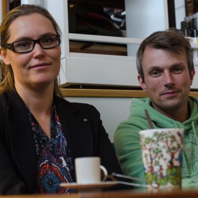 Karolina Ullman och Gustaf Hertsius kommer båda från Sverige, men bor och arbetar i Tallinn. Begreppet nyestlandssvensk är deras påfund och enligt dem uppfyller åtminstone sonen Nils kriterierna. Ullmans pappa är est, vilket gör henne berättigad till att