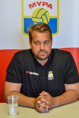 Chefstränaren som egentligen är träningschef - Jukka Karjalainen i MyPa. Jukka Karjalainen är tränare för MyPa i division två.