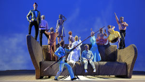 Scenbild a’la Herbert Fritsch. berlienr festspiele, berlin, herbert fritsch, ohne titel nr. 1, oper, theatertreffen 2014, victoria behr, volksbühne am rosa-luxemburgplatz