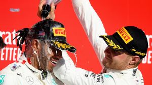 Lewis Hamilton och Valtteri Bottas kör också för Mercedes nästa år. Lewis Hamilton och Valtteri Bottas på pallen.
