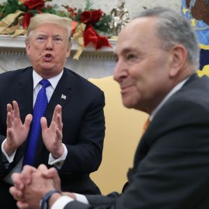 Schumer fick Trump att ta ansvar för stängningen. Trump och Schumer med olika slags kroppsspråk