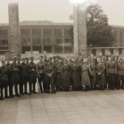 Viides palkinto- ja virkistysmatkaseurue Berliinin Olympiastadionilla kesällä 1944. Matkalle osallistui 15 lottaa ja 30 sotainvalidia.