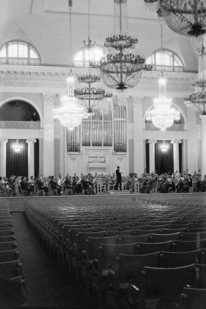 Radion sinfoniaorkesteri ensimmäisellä Leningradin-matkallaan 1963. Paavo Berglund johtaa harjoituksia Filharmonian salissa. Radion sinfoniaorkesteri ensimmäisellä Leningradin-matkallaan 1963. Paavo Berglund johtaa harjoituksia Filharmonian salissa.