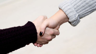 Handskakning.