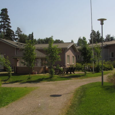 En samling hus med ett grönområde i mitten.