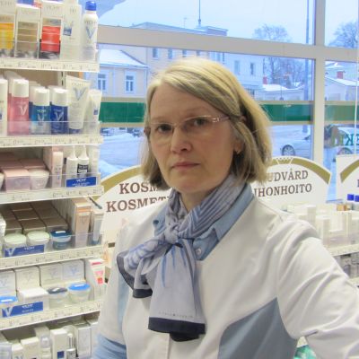 Apotekare Birgitta Måsabacka i Ekenäs första apotek.