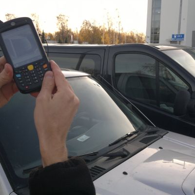 Parkeringsövervakaren fotograferar den felparkerade bilen