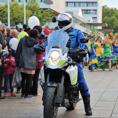 Poliisi Vaasan torilla taiteiden yön aikaan