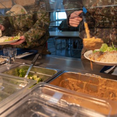 Varusmiehet hakevat linjastolta ruokaa
