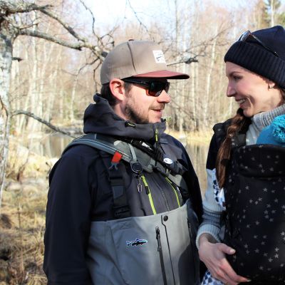 Antti Takaniemi, Veera Viitanen ja perheen kuopus Läsäkosken rannalla
