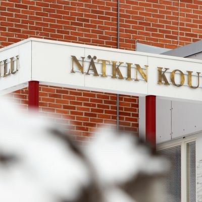 Savonlinnalaisen Nätkin koulun kyltti.