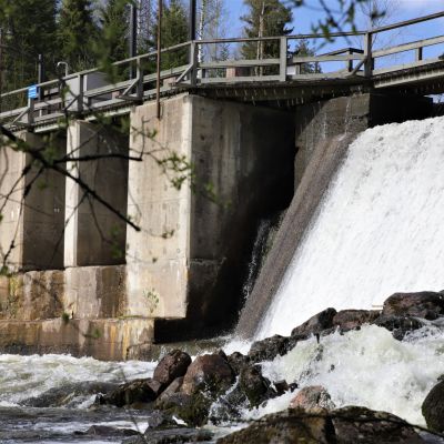 Lahnasenkosken pato Hiitolanjoessa