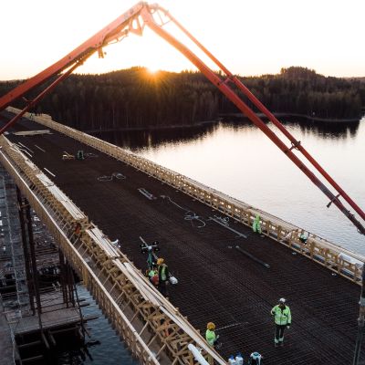 Vekaransalmen siltatyömaa kevätkesän ilta-auringossa.