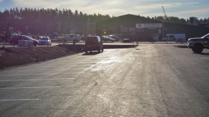 Bussterminalen i Söderkulla har nu 43 parkeringsplatser för anslutningstrafik. En tom parkeringsplats i söderkulla med byggarbete i bakgrunden