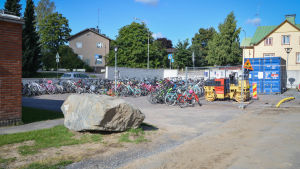 Många elever cyklade till skolan den första skoldagen. Elevernas cyklar på gården av Kvarnbackens skola