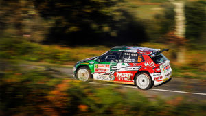 När Lindholm avbröt var han på fjärde plats i rallyt. En rallybil susar fram på en landsväg.