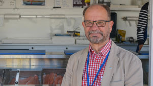 Sten Frondén ser gärna att fisket i Lovisa utvecklas och att speciellt yngre människor blir intresserade av yrkesfisket. Utvecklingsdirektör Sten Frondén.