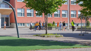Kvarnbackeneleverna kommer fortsätta springa runt på energi från 75 procent inhemska råvaror. Skolelever springer ute på skolgården