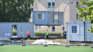Barackerna sätts på plats under läsårets första dagar. Barracker flyttas in med lyftkran in på gården i Kvarnbackens skola