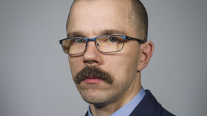 Polisinspektör Konsta Arvelin arbetar med att förbättra polisens verksamhet i Finland. en polisinspektör iklädd poliskläder, han har kort hår och mustasch.