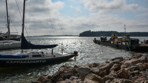 Här ska scouterna tillbringa en vecka. Segelbåt vid bryggan på scoutlägret i Rönnäs