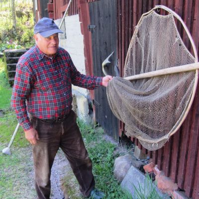 Fiskare Christian Kankfelt på Kitö i Sibbo skärgård vid en spigghåv