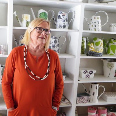 Konsthantverkare Kerstin Enbom i sin affär Sälgkullaboden i Sibbo