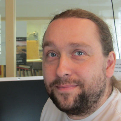 Mathias Gustavsson är redaktör på Svenska Yle och arbeter för Radio Vega Östnyland.