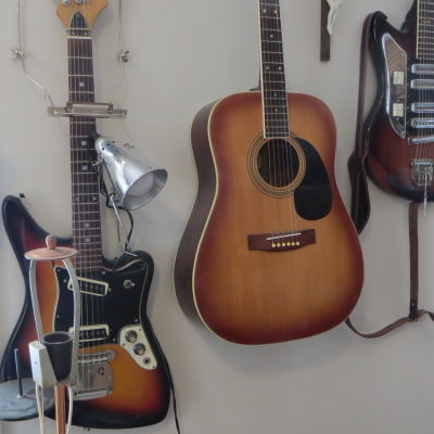 Möbeltapetserare Mauritz Möllers verkstad och butik Krinti vid Saltbodstorget i Lovisa med hans gitarrer på väggarna