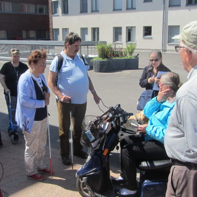 Handikapprådet i Sibbo testar tillgängligheten för handikappade i Nickby centrum