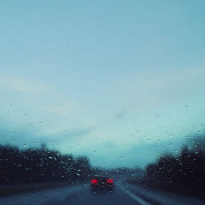 Auto tiellä sateessa