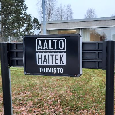 Aalto Haitek -firman kyltti toimiston ulkopuolella.