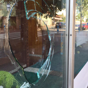 Ett stort hål i ett skyltfönster.