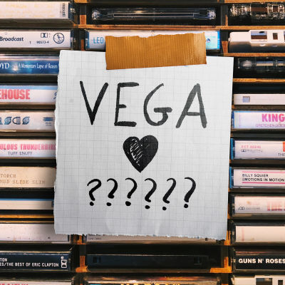 C-kassetter i en ställning med en påklistrad lapp var det står Vega hjärta frågetecken med handskriven text